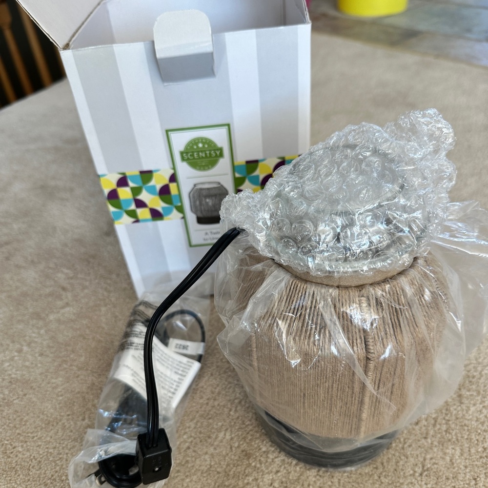 NWT Scentsy “A twine to unwind” scentsy warmer